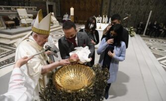 ¿Cuál es el deber de papás y padrinos en el Bautismo? El Papa responde