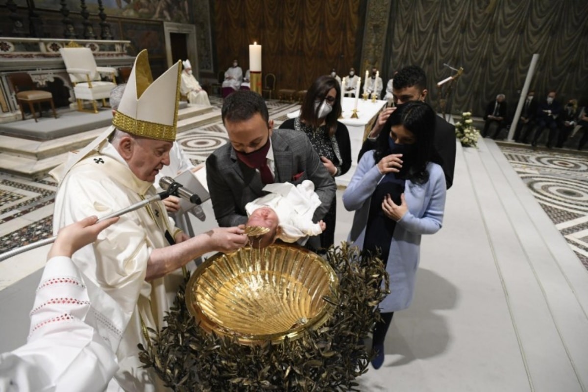 El Papa Francisco impartiendo el Bautismo. Foto: Vatican Media.