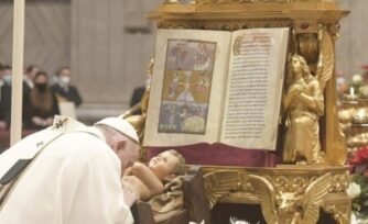 El Papa pide imitar a los Reyes Magos, en su deseo de hallar a Dios