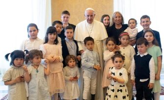 Papa Francisco: Adopción, una forma sublime de paternidad y maternidad