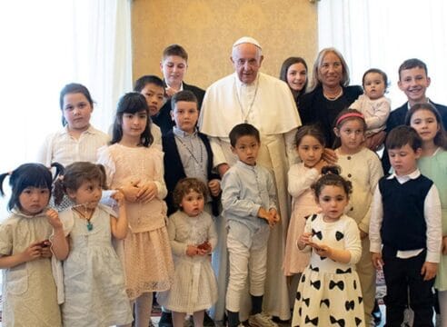 Papa Francisco: Adopción, una forma sublime de paternidad y maternidad