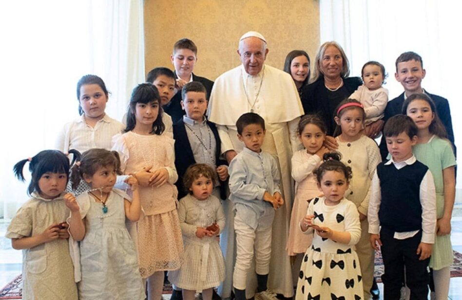 Papa Francisco: Adopción, una forma sublime de paternidad y maternidad