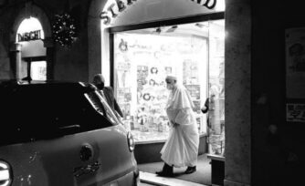 ¡Santas sorpresas! El Papa Francisco visita una tienda de discos