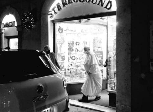¡Santas sorpresas! El Papa Francisco visita una tienda de discos