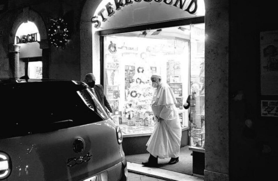 ¡Santas sorpresas! El Papa Francisco visita una tienda de discos
