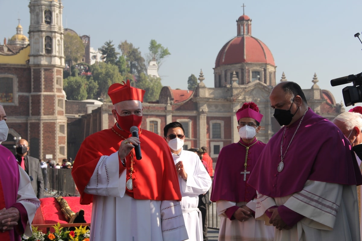 El Arzobispo Carlos Aguiar dirige unas palabras a los fieles en la Peregrinación de la Arquidiócesis de México 2022. Foto: Alfredo Márquez.