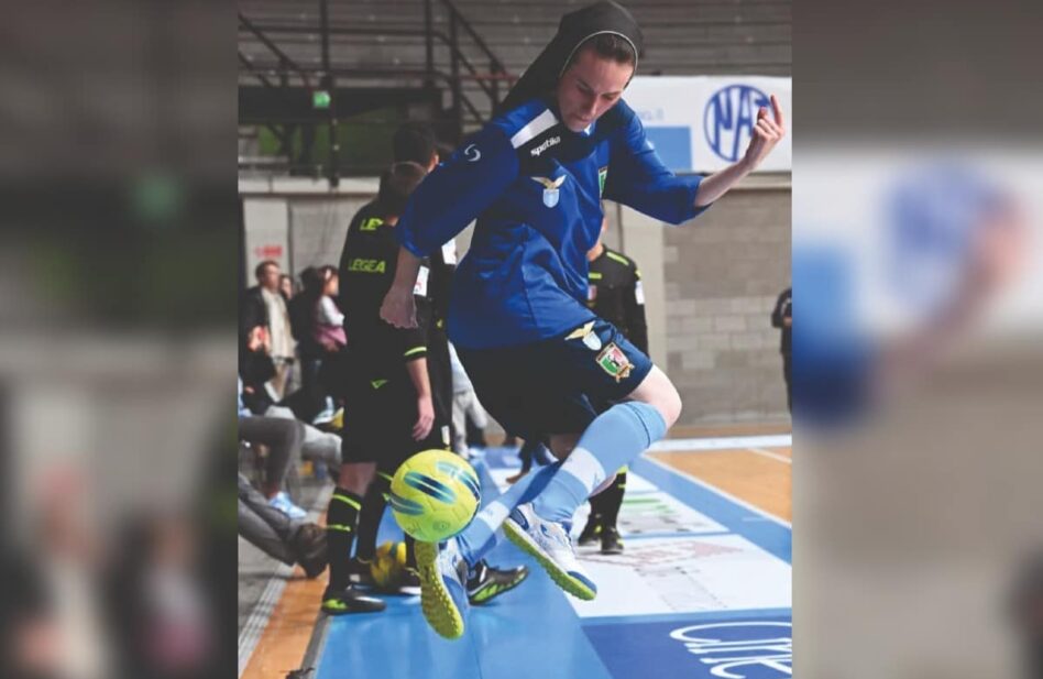 La ‘monja futbolista’ de Italia que usa el balón para evangelizar