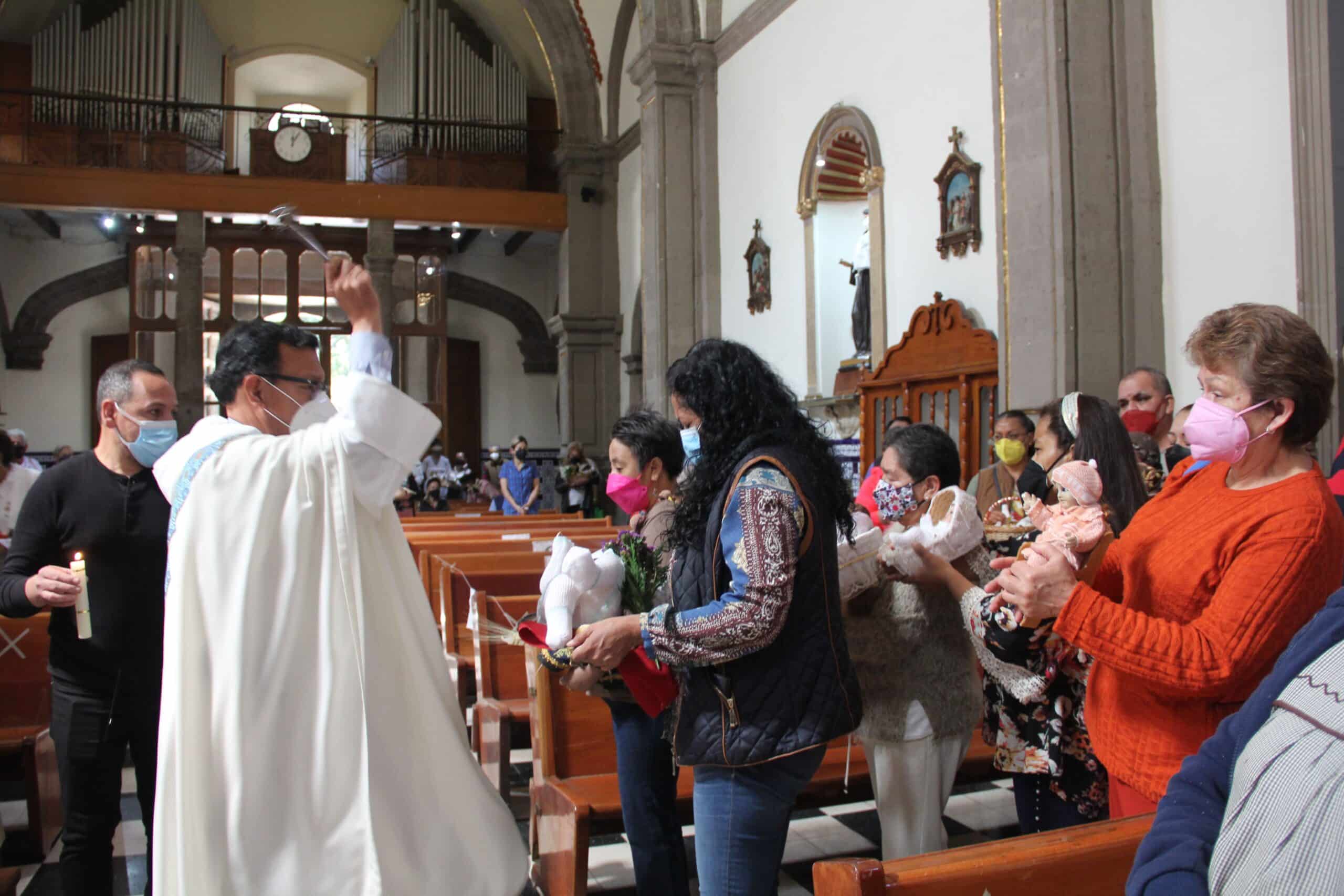 La bendición del Niño Dios en la Parroquia de la Purificación de Nuestra Señora de la Candelaria Tacubaya. Foto: Alfredo Márquez.