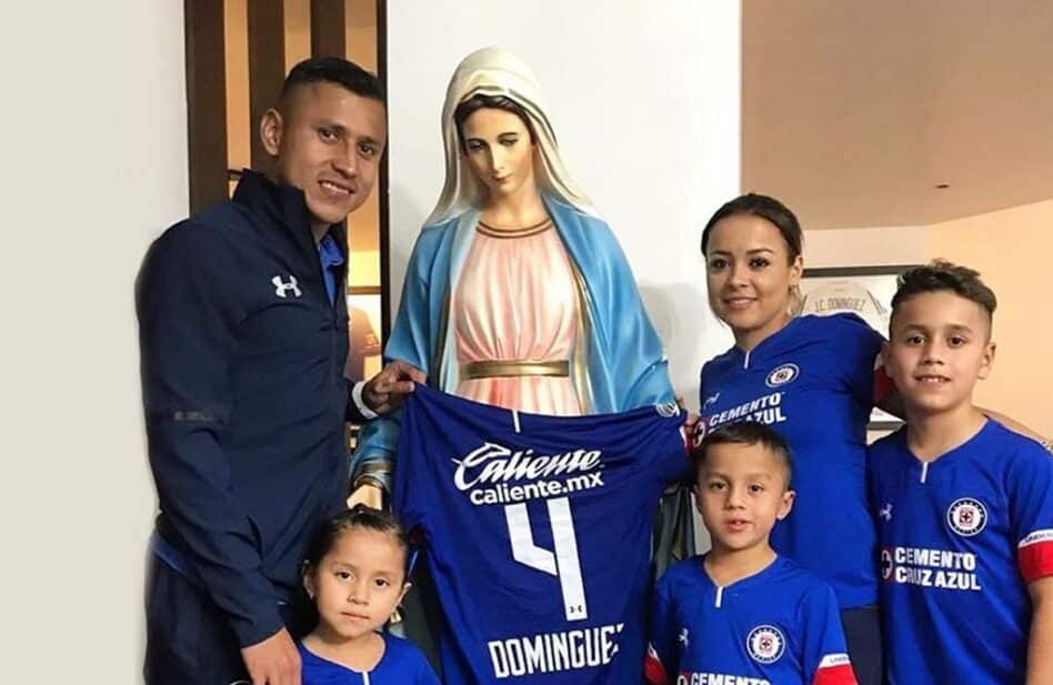 5 fotos que muestran el amor del 'Cata' Domínguez por Dios y la Virgen