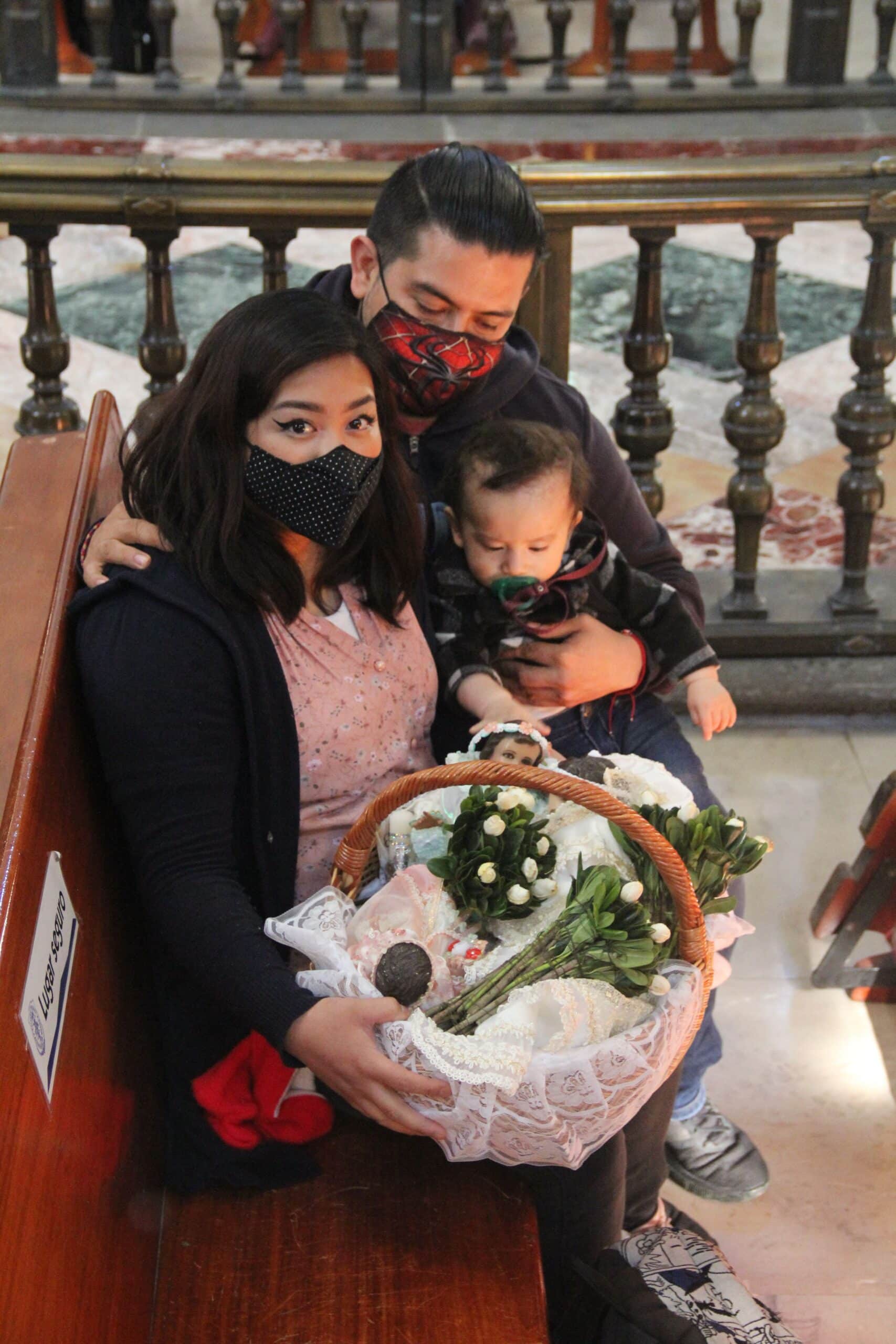 Una familia lleva a su Niño Dios a bendecir en la Catedral de México durante el Día de la Candelaria. Foto: Alfredo Márquez/Desde la fe.
