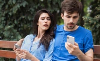 ¿Tu pareja revisa a escondidas tu celular? Su relación está en riesgo