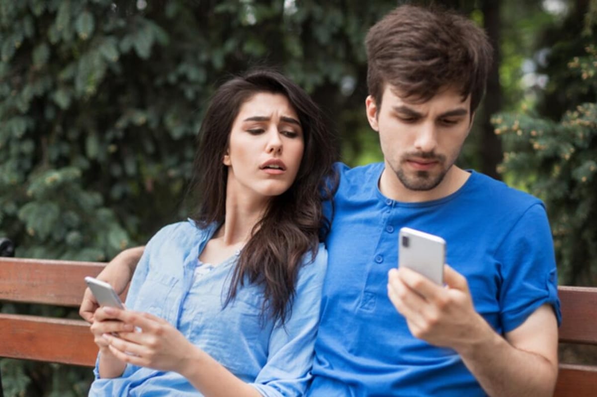 ¿Tu pareja revisa a escondidas tu celular? Su relación está en riesgo