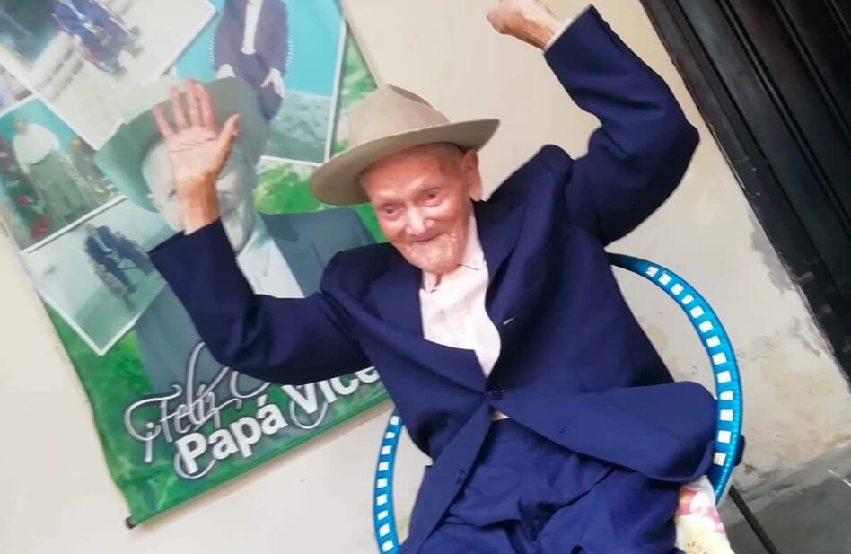 El hombre más anciano del mundo, un católico que nunca deja su Rosario