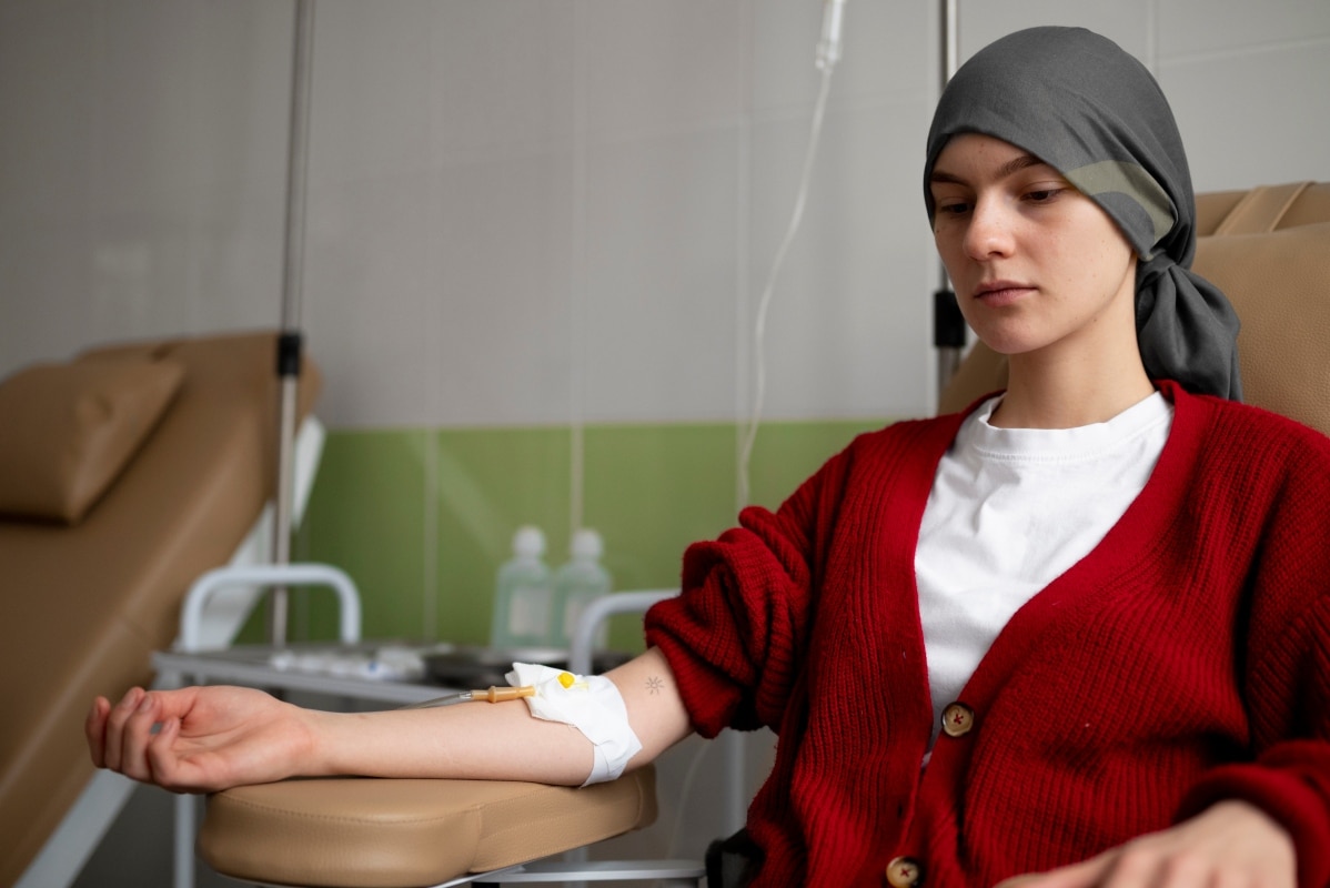 Una persona con cáncer a punto de recibir quimioterapia. Foto: Freepik.