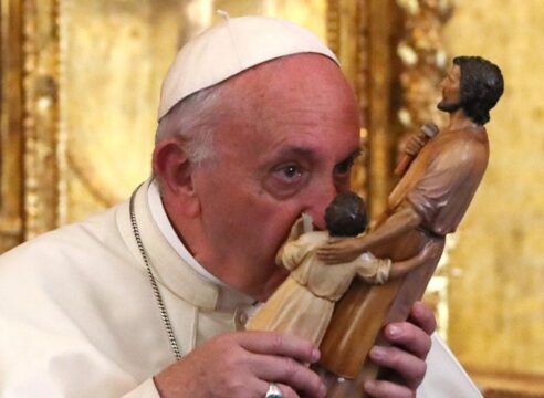 La devoción a los santos no es superstición, el Papa Francisco lo explica