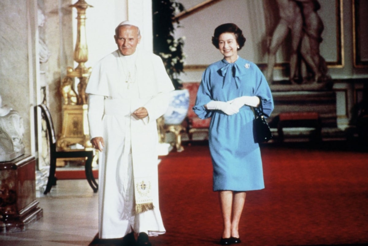 San Juan Pablo II visita a la reina Isabel II. Foto: ABC News.