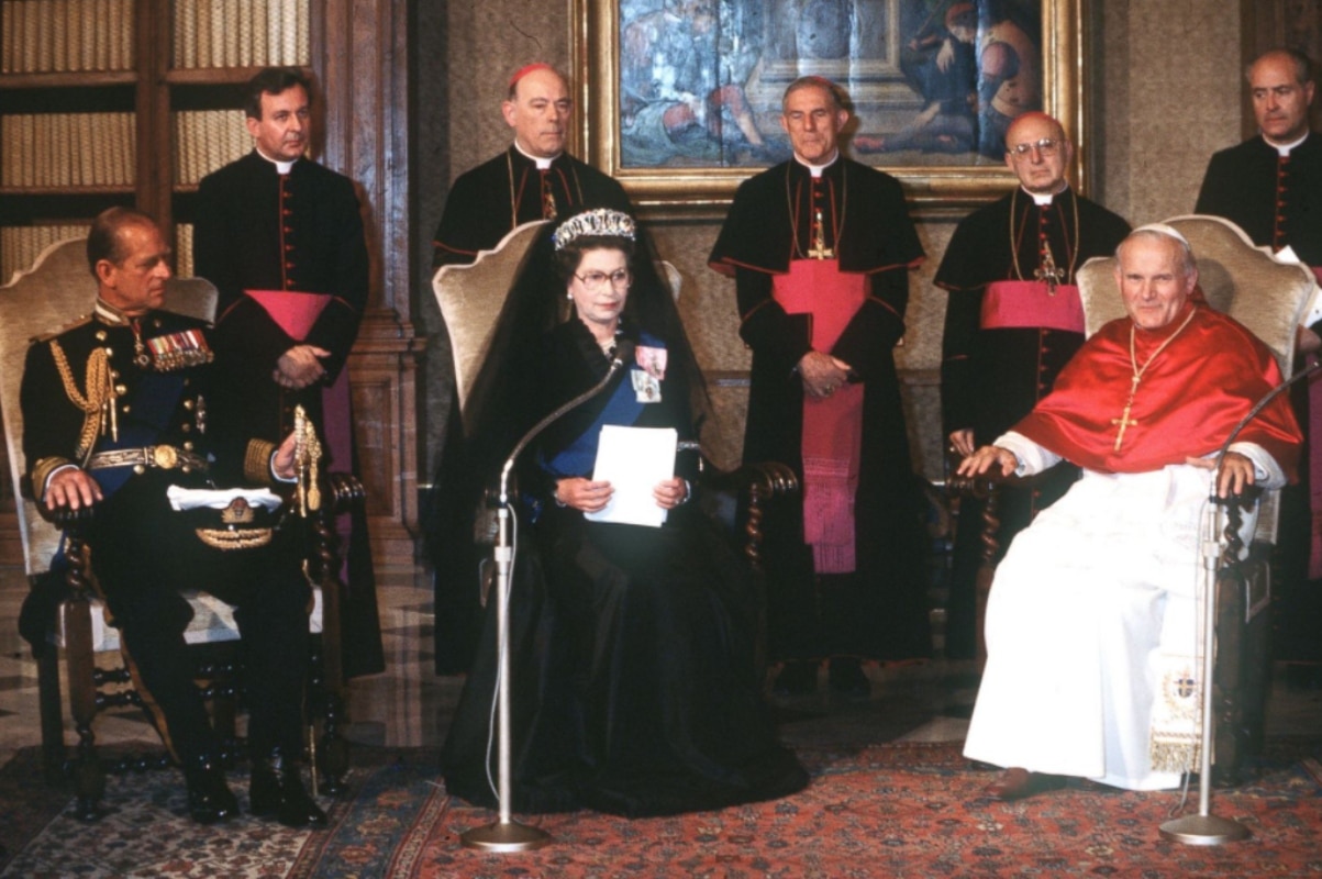 La reina Isabel II en su primera reunión con san Juan Pablo II. Foto: ABC News