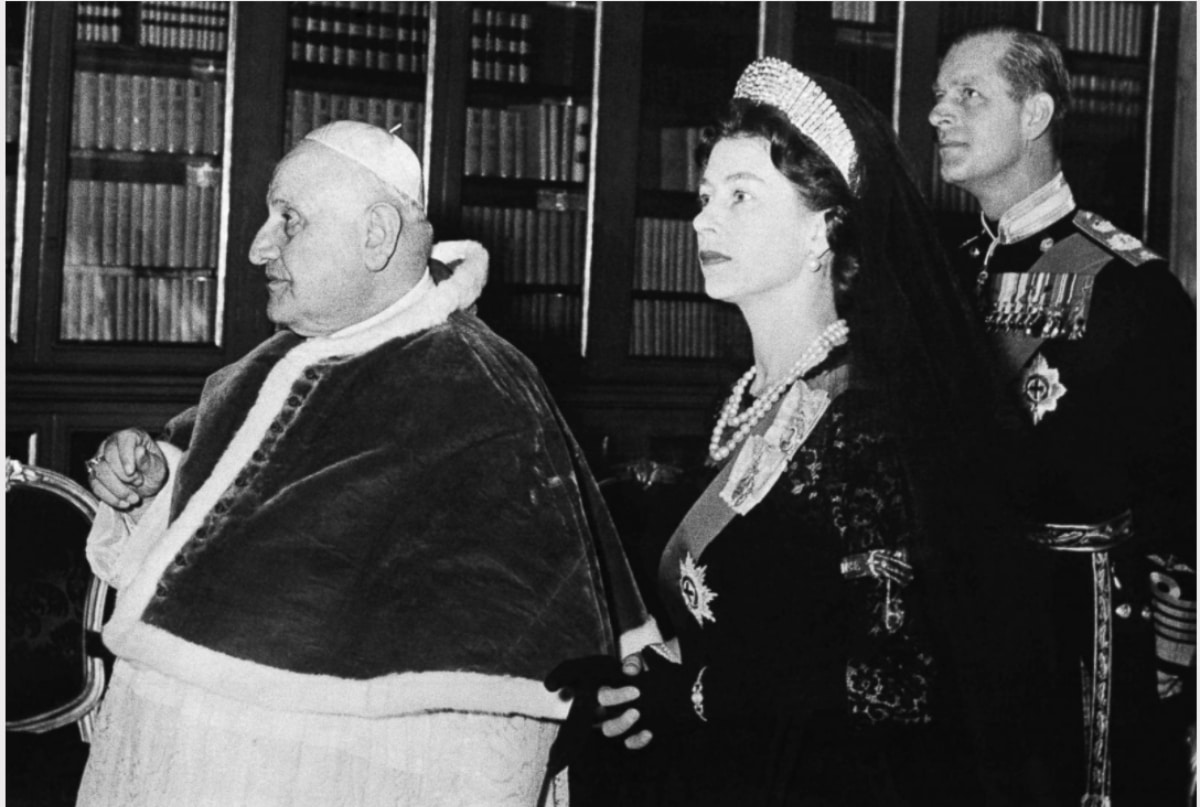 La reina Isabel con el Papa Juan XXIII. Foto: ABC News.