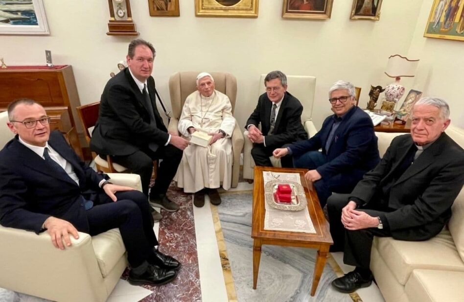 Benedicto XVI: Así luce el Papa emérito a un mes de cumplir 95 años
