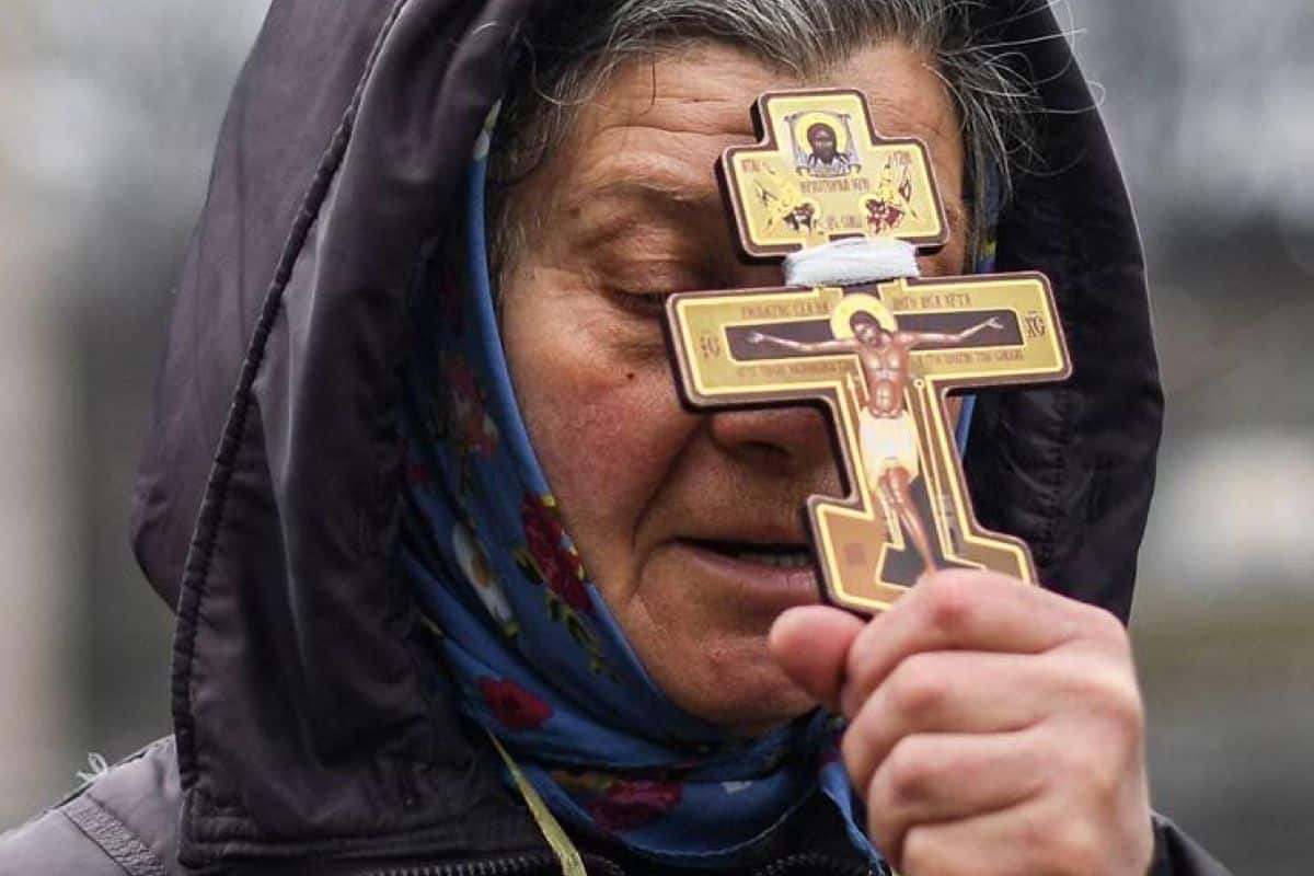 Mujer con cruz. Foto: El Universal