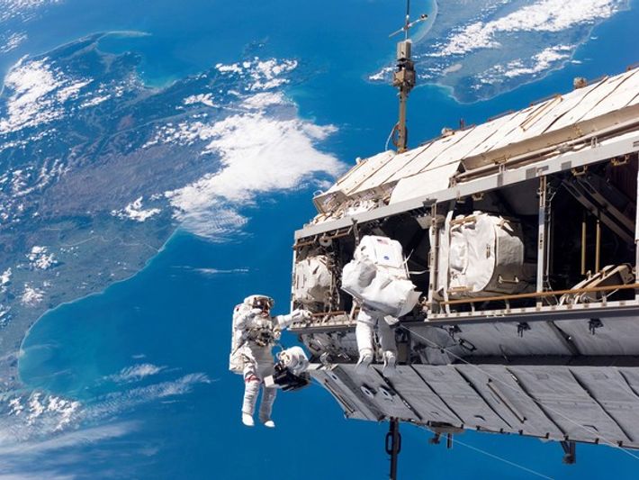 En la Estación Espacial Internacional, Mike Hopkins comulgó 24 veces.