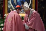 Dos veces en el año litúrgico, los sacerdotes visten de rosa. Foto: Vatican Media.