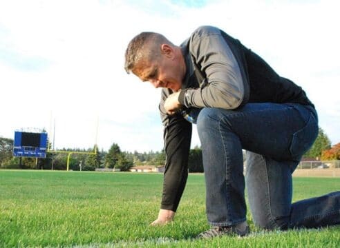 Despedido como “coach” por orar en el campo. ¿Cristianofobia?