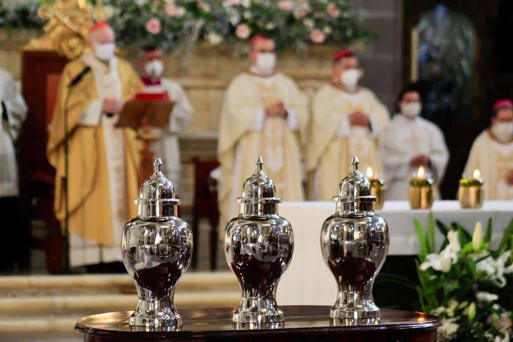 El Arzobispo consagró el Crisma y bendijo los óleos. Foto: Miguel Ávila.
