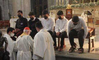 Misa de la Cena del Señor: El Card. Aguiar lava los pies a jóvenes