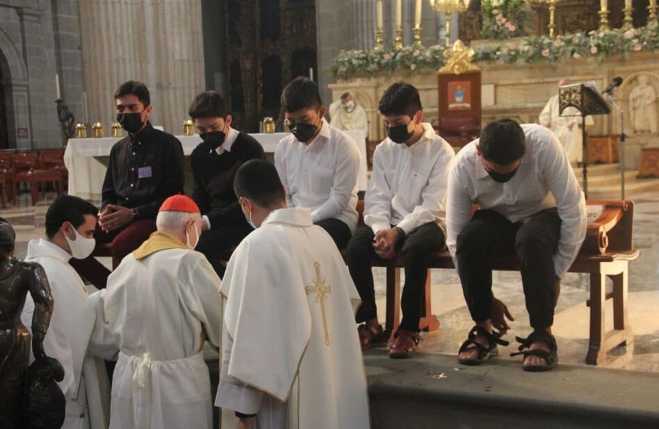 Misa de la Cena del Señor: El Card. Aguiar lava los pies a jóvenes