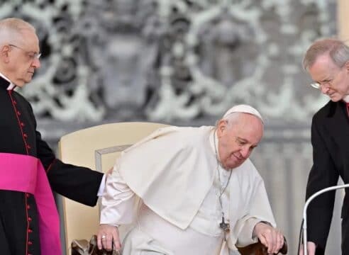 El 'mal de monja' vuelve a atacar al Papa y suspende sus actividades