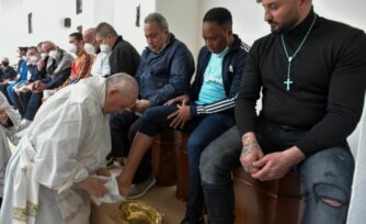 El Papa Francisco lava los pies a 12 presos de una cárcel en Roma