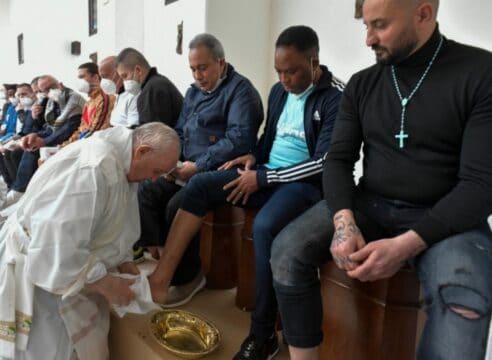 El Papa Francisco lava los pies a 12 presos de una cárcel en Roma