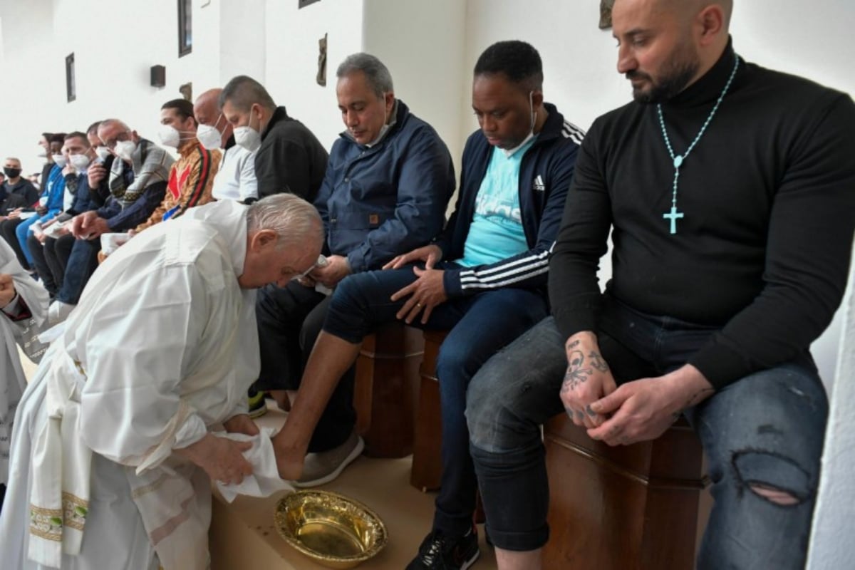 El Papa Francisco realiza el rito del lavatorio de pies en la cárcel de Civitavecchia, en Roma. Foto: Vatican Media.