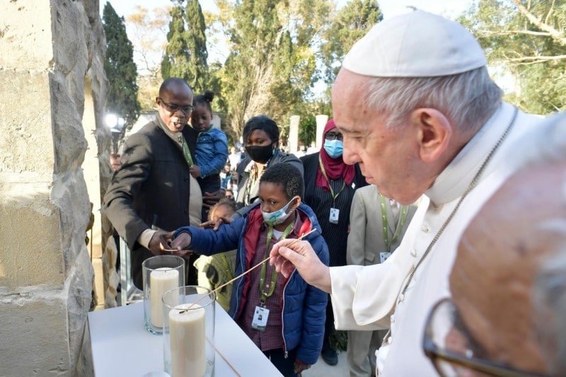 Junto con los migrantes, el Papa Francisco encendió una veladora como símbolo de esperanza. Foto: Vatican Media.