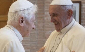 El Papa Francisco visita a Benedicto XVI previo a su cumpleaños