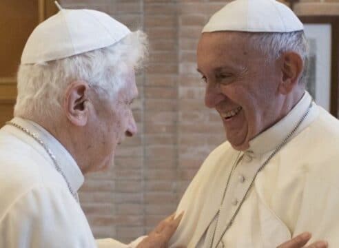 El Papa Francisco visita a Benedicto XVI previo a su cumpleaños