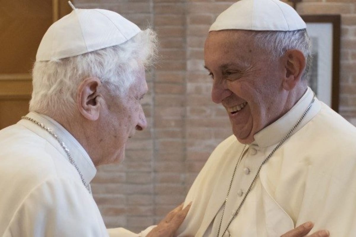 El Papa Francisco y el Papa emérito Benedicto XVI en visita en 2016. Foto: Vatican Media.
