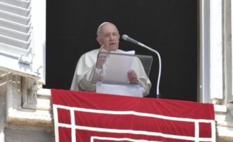 Papa Francisco: Jesús nos da dos regalos para la Pascua