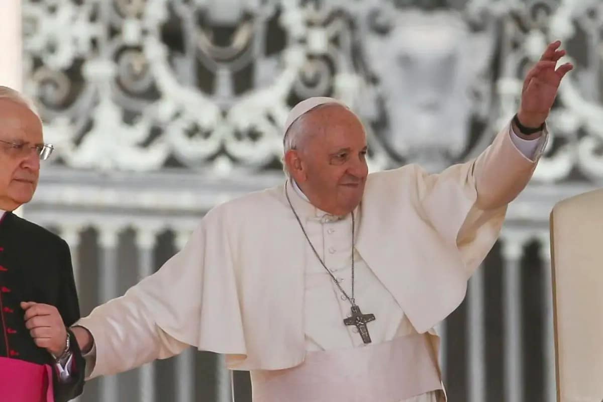 ¿Qué tiene el Papa Francisco en la rodilla?