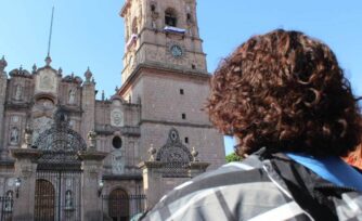 ¿Por qué nos persignamos al pasar frente a una iglesia?