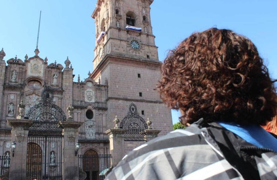 ¿Por qué los católicos nos persignamos al pasar frente a una iglesia?