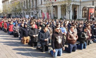 El “Rosario de hombres”, ¿qué busca esta iniciativa que crece en Europa?