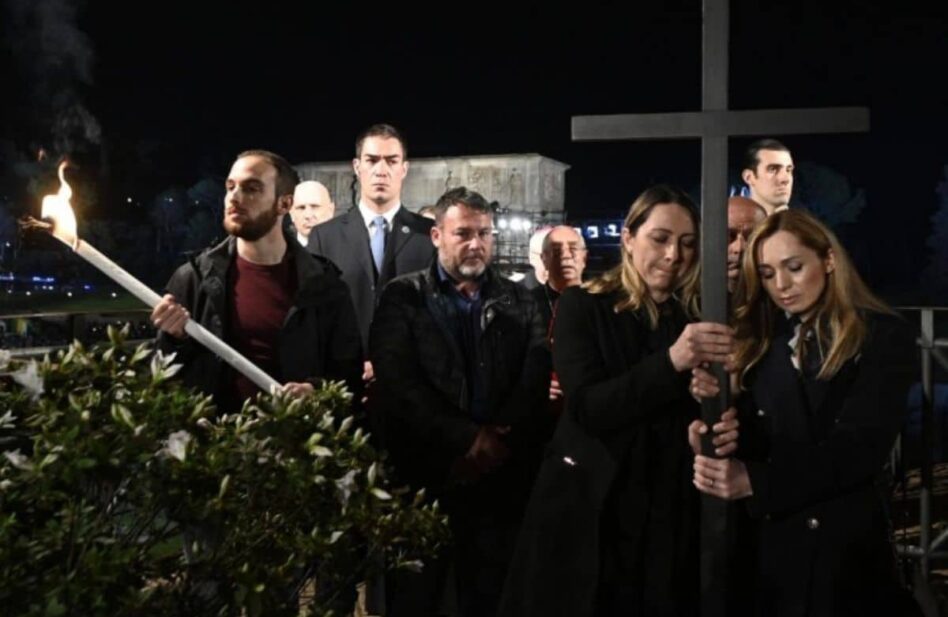 Rusa y ucraniana cargan la cruz en el Viacrucis del Coliseo Romano