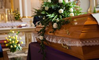 Tres cosas que no pueden faltar en un funeral católico