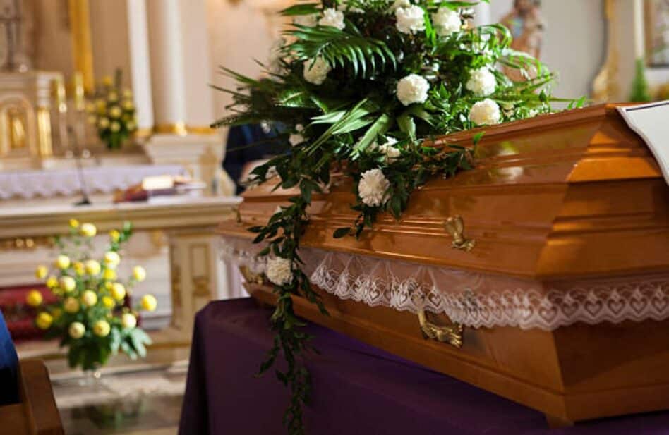 Tres cosas que no pueden faltar en un funeral católico