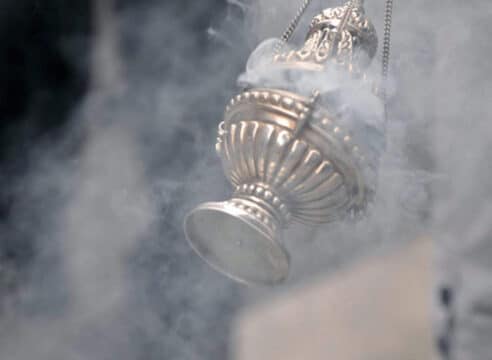 El incienso en la Misa, ¿Cuándo se usa y por qué es importante?