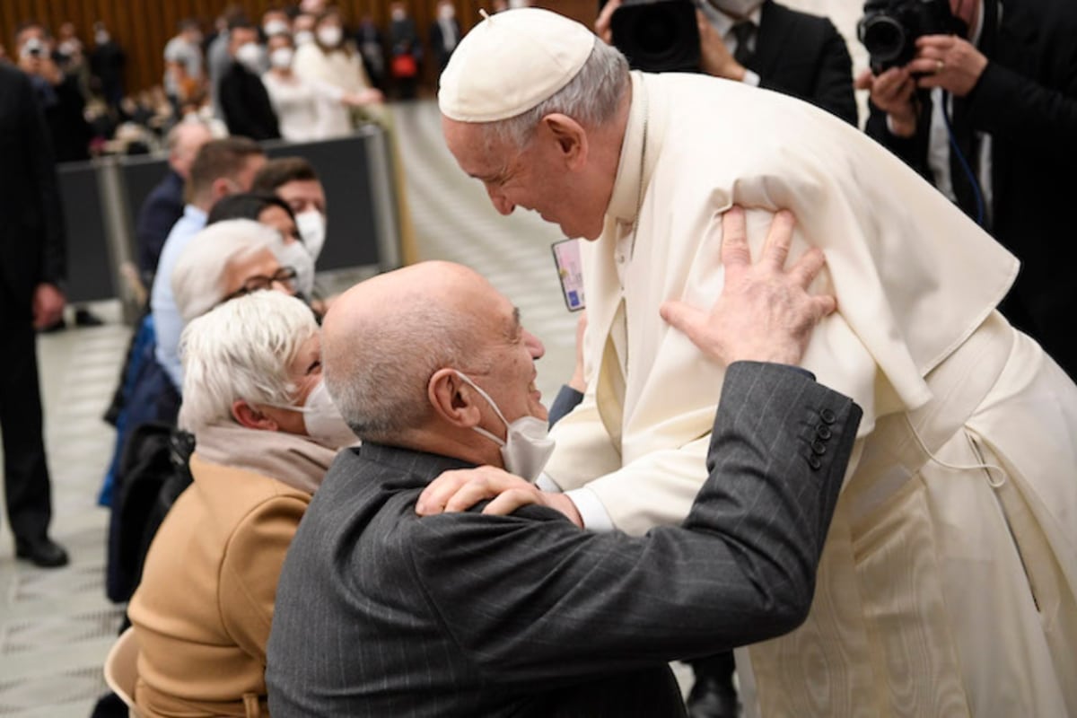 El Papa Francisco saluda a dos adultos mayores durante la Audiencia General. Foto: Vatican Media.