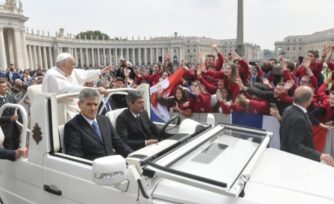 El Papa Francisco pide rezar un Rosario diario durante mayo