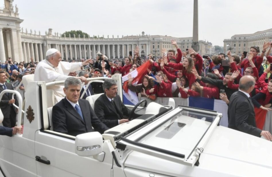 El Papa Francisco pide rezar un Rosario diario durante mayo